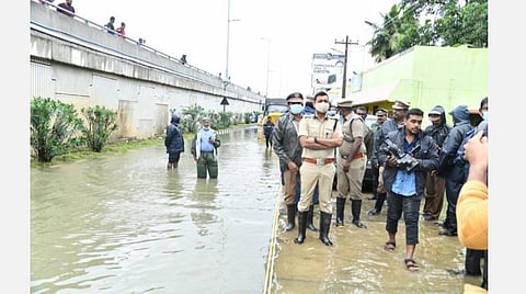 தாம்பரம், முடிச்சூர் பகுதிகளில் காவல் ஆணையர் ஆய்வு: நிவாரணப் பொருட்களை வழங்கினார்