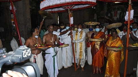 திருப்பதி தேவஸ்தானம் சார்பில் வஸ்திர மரியாதையை ஸ்ரீரங்கம் ரங்கநாதர் திருக்கோவில் இணை ஆணையர் பொன். ஜெயராமனிடம் திருப்பதி தேவஸ்தான நிர்வாக அலுவலர் ஜவகர் ரெட்டி வழங்கினார்.