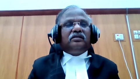 சட்ட தின விழாவில் காணொலி காட்சி வழியாக உரையாற்றும் உயர் நீதிமன்ற கிளை நிர்வாக நீதிபதி என்.கிருபாகரன்.