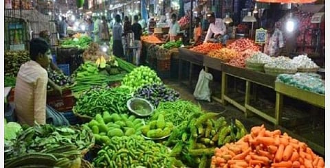 6 மாதமாக முடக்கம்; கோயம்பேடு சிறு வியாபாரிகளுக்கு நிவாரணம் கோரி வழக்கு: தமிழக அரசு பதிலளிக்க உயர் நீதிமன்றம் உத்தரவு