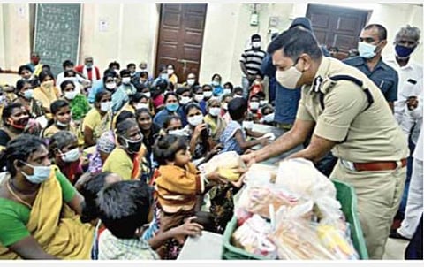 தாம்பரம், கார்லே பள்ளியில் தங்கவைக்கப்பட்டுள்ள மக்களுக்கு உணவுப் பொருட்கள், குடிநீர் வழங்குகிறார் காவல் ஆணையர் மகேஷ் குமார் அகர்வால். உடன் தென் சென்னை இணை ஆணையர் ஏ.ஜி.பாபு உள்ளிட்ட காவல் துறை அதிகாரிகள்.
