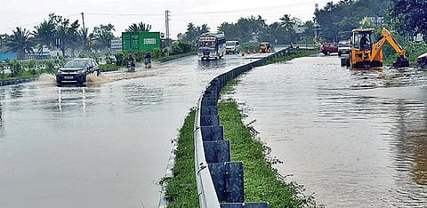 ராணிப்பேட்டை மாவட்டத்தில் பொன்னை அணைக்கட்டு பகுதியை பார்வையிட்டு ஆய்வு செய்த ஆட்சியர் கிளாட்ஸ்டன் புஷ்பராஜ்.