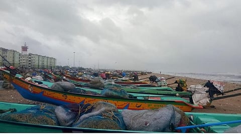புயல் பேரிடர் காலங்களில் மீன்பிடி சாதனங்கள், படகுகளைப் பாதுகாக்க பாதுகாப்புக் கூடங்கள் வேண்டும்: மீனவர் சங்கம் கோரிக்கை