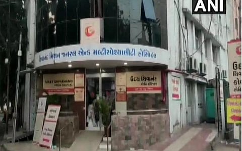 குஜராத்தில் தீ விபத்து ஏற்பட்ட தனியார் கோவிட்-19 மருத்துவமனை | படம்: ஏஎன்ஐ.