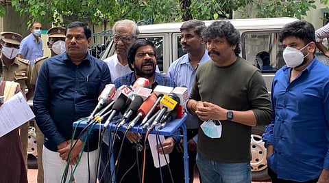 தயாரிப்பாளர் சங்கத் தேர்தலில் கள்ள ஓட்டு: மாவட்டப் பதிவாளரைச் சந்தித்து டி.ஆர். புகார்