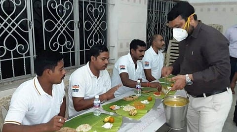 கடலூரில் தேசிய பேரிடர் மீட்பு படையினருக்கு  மாவட்ட  ஆட்சியர் சந்திரசேகர் சாகமூரி பாராட்டி விருந்தளித்தார்.