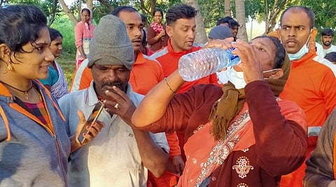 கவுன்டன்யா ஆற்றில் சிக்கியிருந்த எல்லாம்மாள் மீட்கப்பட்ட நிலையில் அவருக்கு மீட்புக் குழுவினர் தண்ணீர் கொடுத்து உதவினர்.