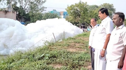 செல்லூர் கண்மாயில் இருந்து வைகை ஆற்றுக்கு மீனாட்சிபுரம் வழியாக செல்லும் கால்வாயில் பொங்கி எழுந்த நுரையைத் தடுக்க வலியுறுத்திய காங்கிரஸ் தலைவர் கார்த்திகேயன் உள்ளிட்ட அக்கட்சியினர்.