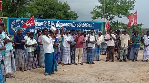 சனிக்கிழமை வாலிநோக்கம் அரசு உப்பு நிறுவனம் முன்பு நடைபெற்ற ஆர்ப்பாட்டம்