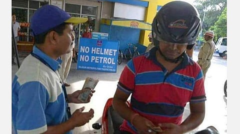 ஹெல்மட் அணியாமல் வந்தால் பெட்ரோல் போடக் கூடாது: பெட்ரோல் பங்குகளுக்கு போலீஸ் உத்தரவு