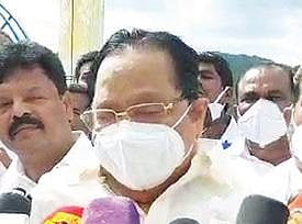 மோர்தானா அணை பகுதியில் செய்தியாளர்களை சந்தித்த திமுக பொதுச்செயலாளர் துரைமுருகன்.