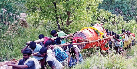திருவண்ணாமலை அண்ணாமலை உச்சிக்கு நேற்று கொண்டு செல்லப்பட்ட மகா தீபக் கொப்பரை.