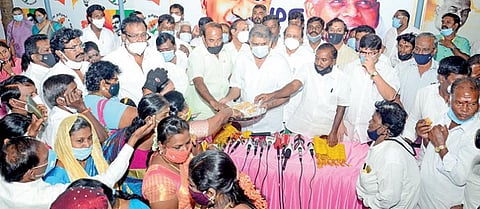 தமிழ் மாநில காங்கிரஸ் கட்சியின் 7-ம் ஆண்டு தொடக்க விழாவையொட்டி, சென்னை ஆழ்வார்பேட்டையில் உள்ள கட்சி அலுவலகத்தில் தலைவர் ஜி.கே.வாசன் தொண்டர்களுக்கு இனிப்புகள் வழங்கினார். படம்: க.பரத்