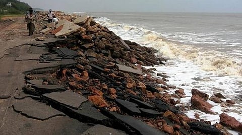 ‘நிவர்’ புயலின் சூறாவளி காற்றால் ஆந்திர கடற்கரையில் தங்க வேட்டை