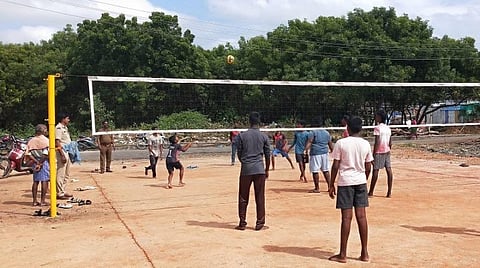 செல்போனில் மூழ்கிய  மாணவர்களை கைபந்து விளையாட வைத்த போலீஸார்.