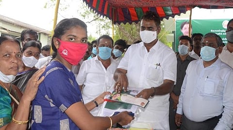 7.5% இட ஒதுக்கீட்டில் மருத்துவக் கல்லூரியில் சேர்ந்த மாணவிக்கு ரூ.25 ஆயிரத்திற்கான ஊக்கத் தொகையை அமைச்சர் வேலுமணி வழங்கினார். 