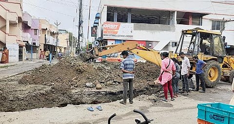 உள்ளகரம் - புழுதிவாக்கம் பேருந்து நிலையம் அருகில் உடைந்த பாதாள சாக்கடை குழாயை சீரமைக்கும் பணியில் ஈடுபட்டுள்ள சென்னை குடிநீர் மற்றும் கழிவுநீர் அகற்றும் வாரிய ஊழியர்கள்.