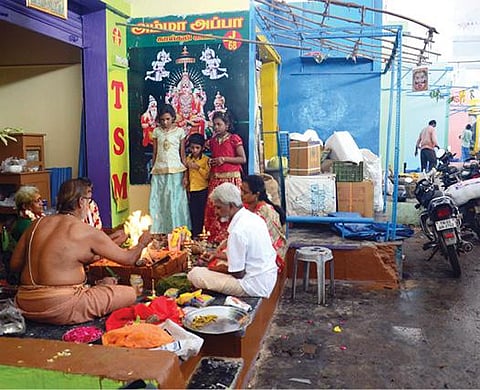கோயம்பேடு சந்தையில் கரோனா தொற்று காரணமாக பல மாதங்களாக மூடப்பட்டிருந்த சில்லறை விற்பனை காய்கறி கடைகளை திறக்க தமிழக அரசு அனுமதியளித்துள்ளது. இதையொட்டி, கடைகளை சுத்தப்படுத்தி பூஜைகள் செய்து கடைகளை திறக்க தயாராகி வருகின்றனர். படம்: க.பரத்