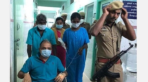 மருத்துவமனைக்குள் துப்பாக்கி ஏந்திய போலீஸ் பாதுகாப்புடன் மருத்துவப் பரிசோதனைக்கு வீல் சேரில் அழைத்துச் செல்லப்படும் பேரறிவாளன்.