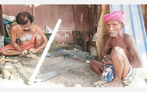 தென்காசி பகுதியில் விவசாய உபகரணங்கள் செய்யும் பணியில் ஈடுபட்டுள்ள தொழிலாளர்கள்.
