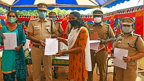 தூத்துக்குடி மாவட்ட ஊர்க்காவல் படைக்கு தேர்வு செய்யப்பட்டுள்ள திருநங்கைகள் அக்க்ஷயா, ஸ்ரீஜா ஆகியோருக்கு பணிநிமன ஆணைகளை எஸ்பி எஸ்.ஜெயக்குமார் வழங்கினார். படம்: என்.ராஜேஷ்