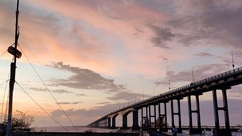 ராமேசுவரம் மீன்பிடி இறங்குதளம் அருகே நிறுத்தப்பட்டிருக்கும் படகுகள்