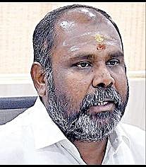தாழ்வு மண்டல நகர்வு தொடர்ந்து கண்காணிப்பு மக்கள் அச்சப்பட வேண்டாம்: அமைச்சர் ஆர்.பி.உதயகுமார் தகவல்