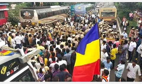 வன்னியர்களுக்கு 20% தனி இட ஒதுக்கீடு கோரி பாமக சாலை மறியல்: சென்னையில் போக்குவரத்து பாதிப்பு