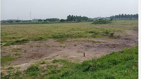 நீரின்றி வறண்டு கிடக்கும் செலக்கரிச்சல் கருவேலங்குட்டை.