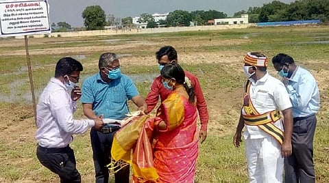 இளையான்குடியில் ஆக்கிரமிப்பில் இருந்து மீட்கப்பட்ட அரசு புறம்போக்கு நிலத்தை பார்வையிட்ட மாவட்ட வருவாய் அலுவலர் லதா. அருகில் வட்டாட்சியர் ரமேஷ்.