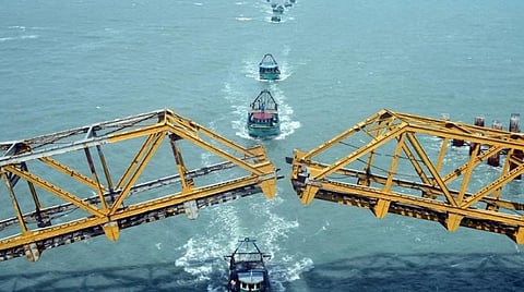 முன்னெச்சரிக்கை நடவடிக்கைகயாக ராமேசுவரம் மற்றும் மண்டபம் விசைப்படகுகள் குருசடை தீவு பகுதியில் நிறுத்துவதற்காக (செவ்வாய்கிழமை) பாம்பன் தூக்கு பாலத்தை கடந்து போகின்றன. படங்கள்: எல். பாலச்சந்தர்