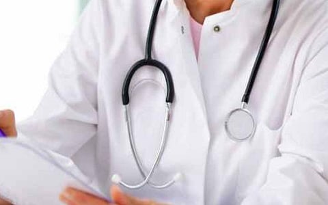 கட்டணம் செலுத்த முடியாமல் மருத்துவக் கல்வி வாய்ப்பை தவறவிட்ட அரசுப்பள்ளி மாணவர்களுக்கு மீண்டும் சீட்: உயர் நீதிமன்றத்தில் அரசு தகவல்
