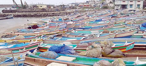 குளச்சல் மீன்பிடி துறைமுகத்தில் புயல் எச்சரிக்கையால் கடலுக்கு செல்லாமல் கரையில் நிறுத்தப்பட்டுள்ள மீன்பிடி படகுகள்.
