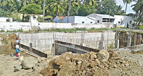 பரமத்தி அருகே மொளசி கிராமத்தில் நீரேற்றுப் பாசன விவசாயிகள் ஒன்றிணைந்து வெட்டியுள்ள கிணறு.