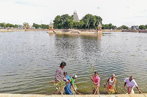 வண்டியூர் மாரியம்மன் தெப்பக்குளத்தை சுத்தம் செய்த பொதுமக்கள்   படம்: எஸ்.கிருஷ்ணமூர்த்தி