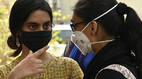 முகக்கவசம் அணியாதவர்கள் கரோனா சிகிச்சை மையத்தில் கட்டாயம் பணி செய்ய வேண்டும்: குஜராத் உயர் நீதிமன்றம் உத்தரவு