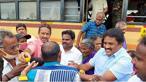 ஜனவரியில் கட்சி தொடக்கம்: ரஜினிகாந்த் அறிவிப்பைத் தொடர்ந்து மதுரையில் ரசிகர்கள், நிர்வாகிகள் கொண்டாட்டம்