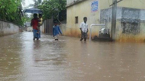 மழை நீர் வெள்ளமாக சூழ்ந்துள்ள தங்கச்சிமடம் விக்டோரியா நகர் மீனவர் குடியிருப்பு பகுதி | படங்கள்: எஸ்.பாலச்சந்தர்.
