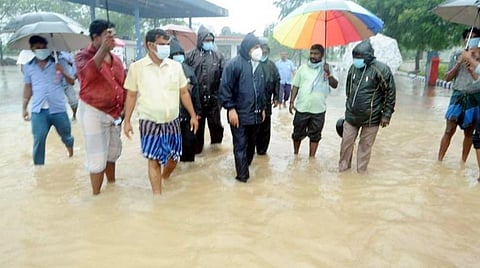 கடலூர் அருகே ஈச்சங்காடு பகுதியில் தேங்கியுள்ள மழை தண்ணீரை மாவட்ட ஆட்சியர் சந்திரசேகர் சாகமூரி பார்வையிட்டு அதனை வெளியேற்ற உத்தரவிட்டார்.