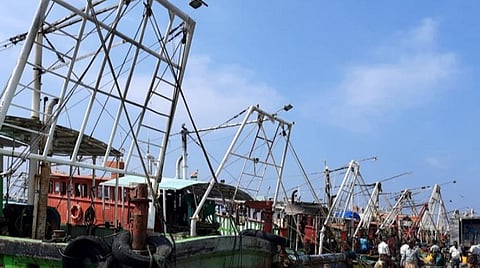 புயல் எச்சரிக்கையால் ஆழ்கடலில் தவித்த குமரி மீனவர்கள் வெளி மாநிலங்களில் கரைசேர ஏற்பாடு: 3500 பேர் பாதுகாப்புடன் கரை ஒதுங்கினர்