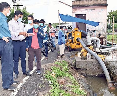 தூத்துக்குடி தபால் தந்தி காலனி பகுதியில் மழைநீரை ராட்சத மோட்டார் மூலம் வெளியேற்றும் பணிகளை மாவட்ட சிறப்பு கண்காணிப்பு அதிகாரி குமார் ஜெயந்த் பார்வையிட்டார். உடன் ஆட்சியர் கி.செந்தில் ராஜ், மாநகராட்சி ஆணையர் வீ.ப.ஜெயசீலன் உள்ளிட்ட அதிகாரிகள்.                          படங்கள்: என்.ராஜேஷ்