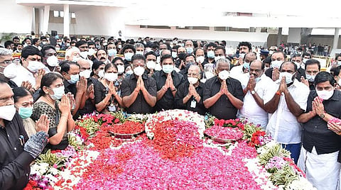 ஜெயலலிதா நினைவிடத்தில் மரியாதை