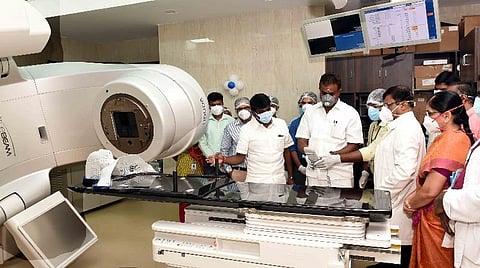 கோவை அரசு மருத்துவமனையில் கடந்த ஜூலை மாதம் நிறுவப்பட்ட அதிநவீன கதிரியக்க சிகிச்சை இயந்திரத்தை பார்வையிட்ட சுகாதாரத்துறை அமைச்சர் சி.விஜயபாஸ்கர், உள்ளாட்சித்துறை அமைச்சர் எஸ்.பி.வேலுமணி உள்ளிட்டோர். (கோப்புப்படம்)