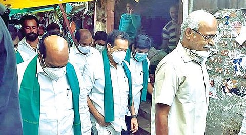 திருவண்ணாமலையில் உள்ள பூ மார்க்கெட் பகுதியை நேற்று பார்வையிட்ட திமுக துணை பொதுச் செயலாளர் க.பொன்முடி. அருகில், முன்னாள் அமைச்சர் எ.வ.வேலு உள்ளிட்டோர்.