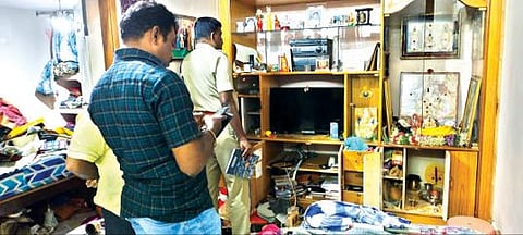 குடியாத்தம் அருகே திருட்டு நடந்த சந்திரன் வீட்டில் விசாரணை நடத்தும் துணை காவல் கண்காணிப்பாளர் ஸ்ரீதரன் தலைமையிலான குழுவினர்.