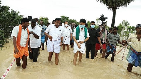 குறிஞ்சிப்பாடி ஒன்றியம் தானூர்- மேட்டுப்பாளையத்தில் சாலையில் ஓடிய மழை நீரில் திமுக தலைவர் மு.க.ஸ்டாலின்  நடந்து சென்று பாதிக்கப்பட்ட விளைநிலங்களை பார்வையிட்டார்.