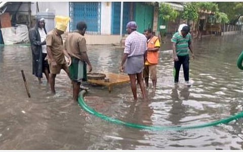 தொடர் கனமழை காரணமாக சென்னையில் மழைநீர் தேங்கும் பகுதிகள் 75 ஆக உயர்வு: நீரை வெளியேற்றும் பணியில் மாநகராட்சி தீவிரம்