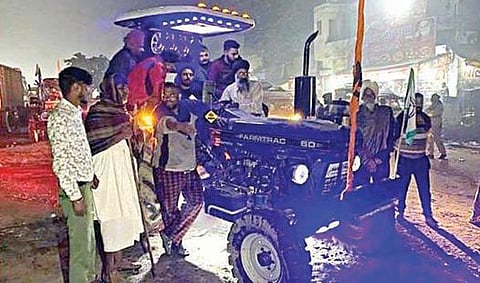 டெல்லி எல்லையில் பொழுதுப்போக்குக்காக டிராக்டரில் டிஜே இசைக்குழுவை ஏற்பாடு செய்திருந்த விவசாயிகள்.