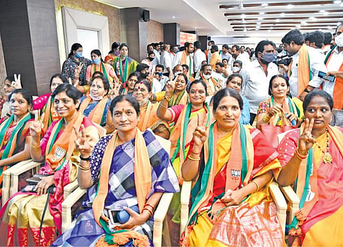 ஹைதராபாத் மாநகராட்சி தேர்தலில் பாஜக முதல் முறையாக அதிக இடங்களில் வென்றது. ஹைதராபாத்தில் உள்ள அக்கட்சி அலுவலகத்தில், தேர்தலில் வெற்றி பெற்ற உறுப்பினர்கள் கூட்டம் நேற்று நடைபெற்றது. இதில் பெண் உறுப்பினர்கள் வெற்றிச் சின்னத்தைக் காட்டி தங்கள் மகிழ்ச்சியை வெளிப்படுத்தினர்.படம்: நகர கோபால்
