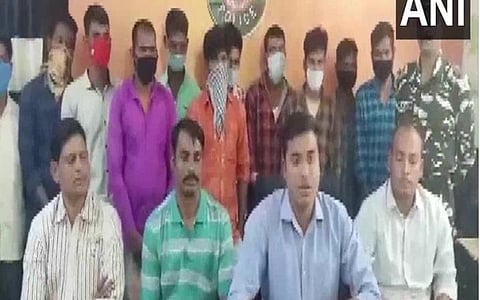 சித்தபள்ளி காவல் உதவி கண்காணிப்பாளர் முன்னிலையில் 12 மாவோயிஸ்டுகள் இன்று சரணடைந்தனர். | படம்: ஏஎன்ஐ.